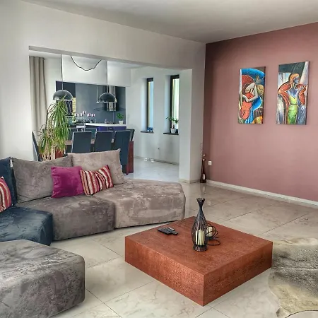 Apartment Flora With Swimming Pool